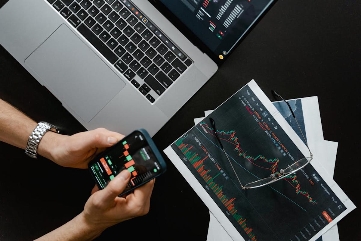 Exploring the Top Low Risk High Growth Stocks: A Focus on Wells Fargo and Linde