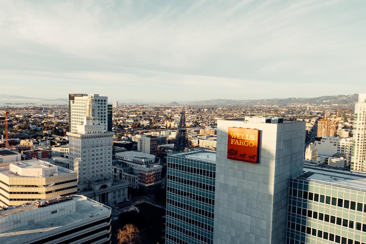 Exploring the Top Low Risk High Growth Stocks: A Focus on Wells Fargo and Linde