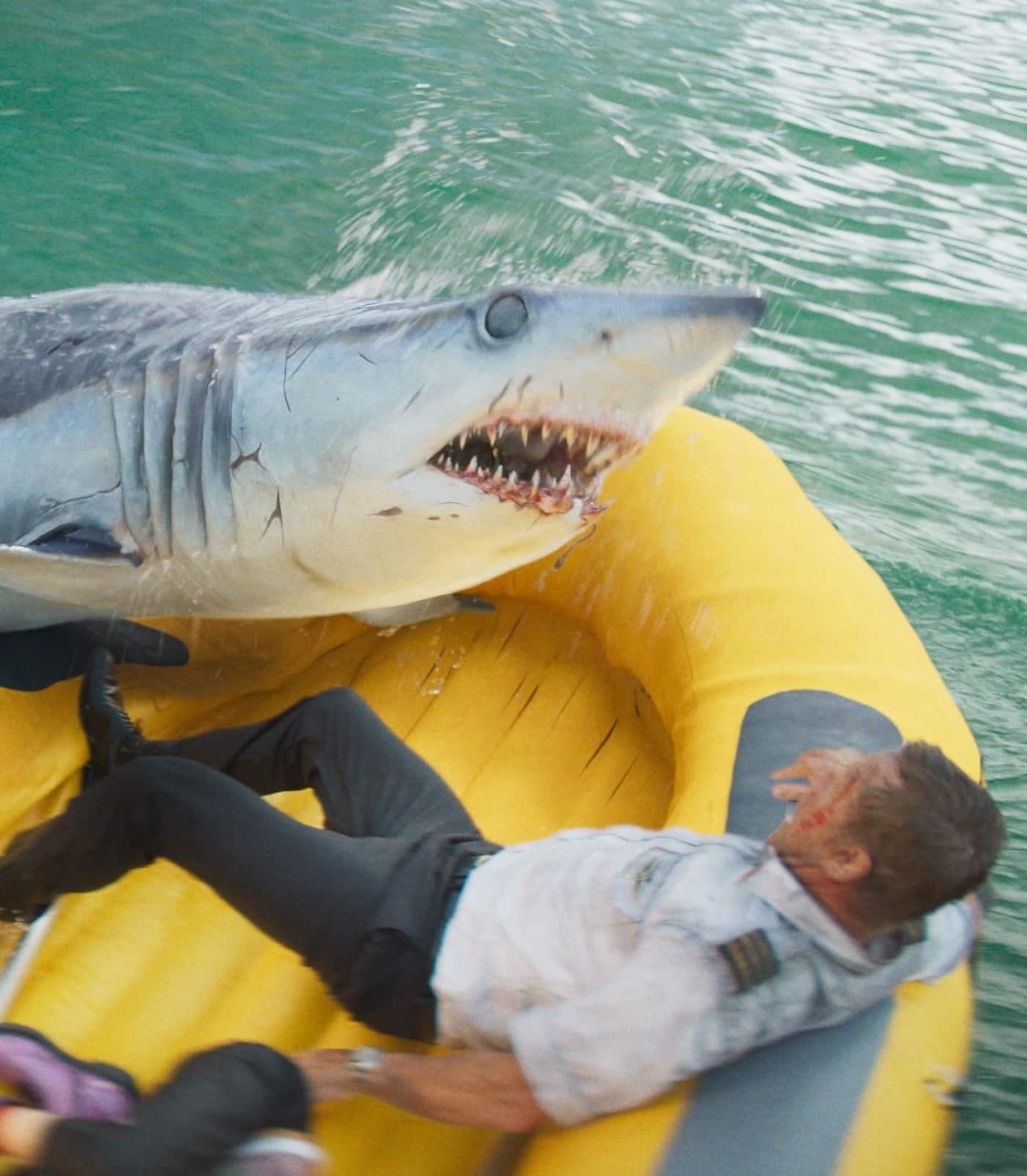 ‘Deep Water’ Review Roundup: Plane Crash, Mako Sharks and Is This Ocean Survival Movie Worth It for Malaysians?