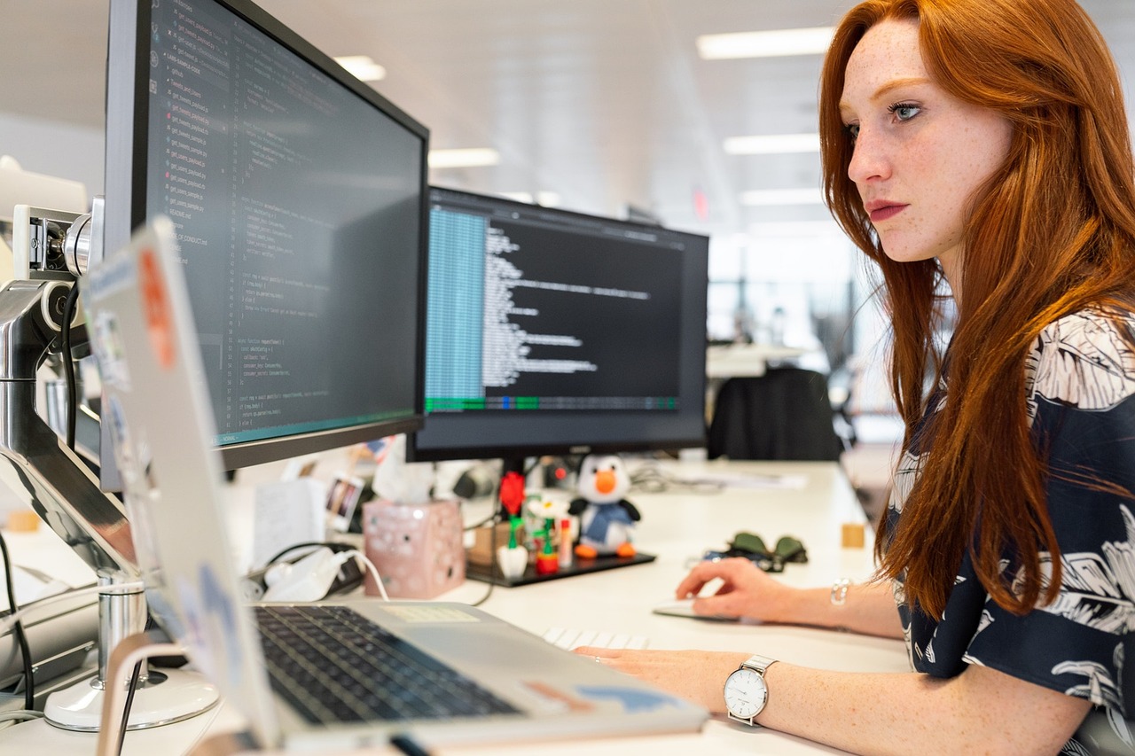Choosing a Software Development Partner in 2025: Lessons from Big‑Four–Style Firms and ‘Top 5’ Lists