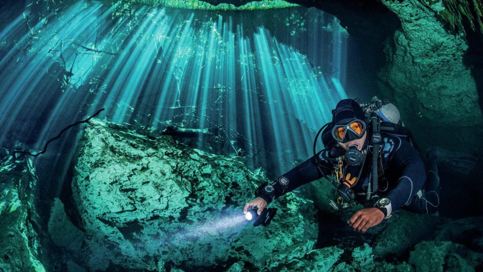 How to Capture Stunning Underwater Sunbursts Without the ‘White Ball of Death’