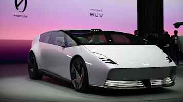 China’s EV Makers vs Tesla: Robotaxis, AI Cars and the Future of Ride‑Hailing in Asia
