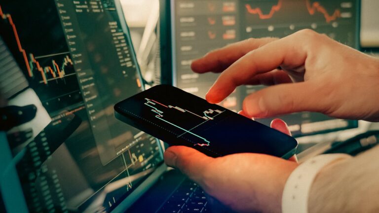 2 ‘Cheap’ Growth Stocks Under US$10 That Could Still Have Upside – and What Malaysians Should Watch Out For