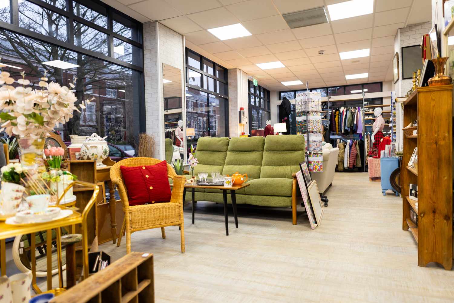 7 Rookie Thrifting Mistakes (and What Smart Flea Market Shoppers Do Instead)