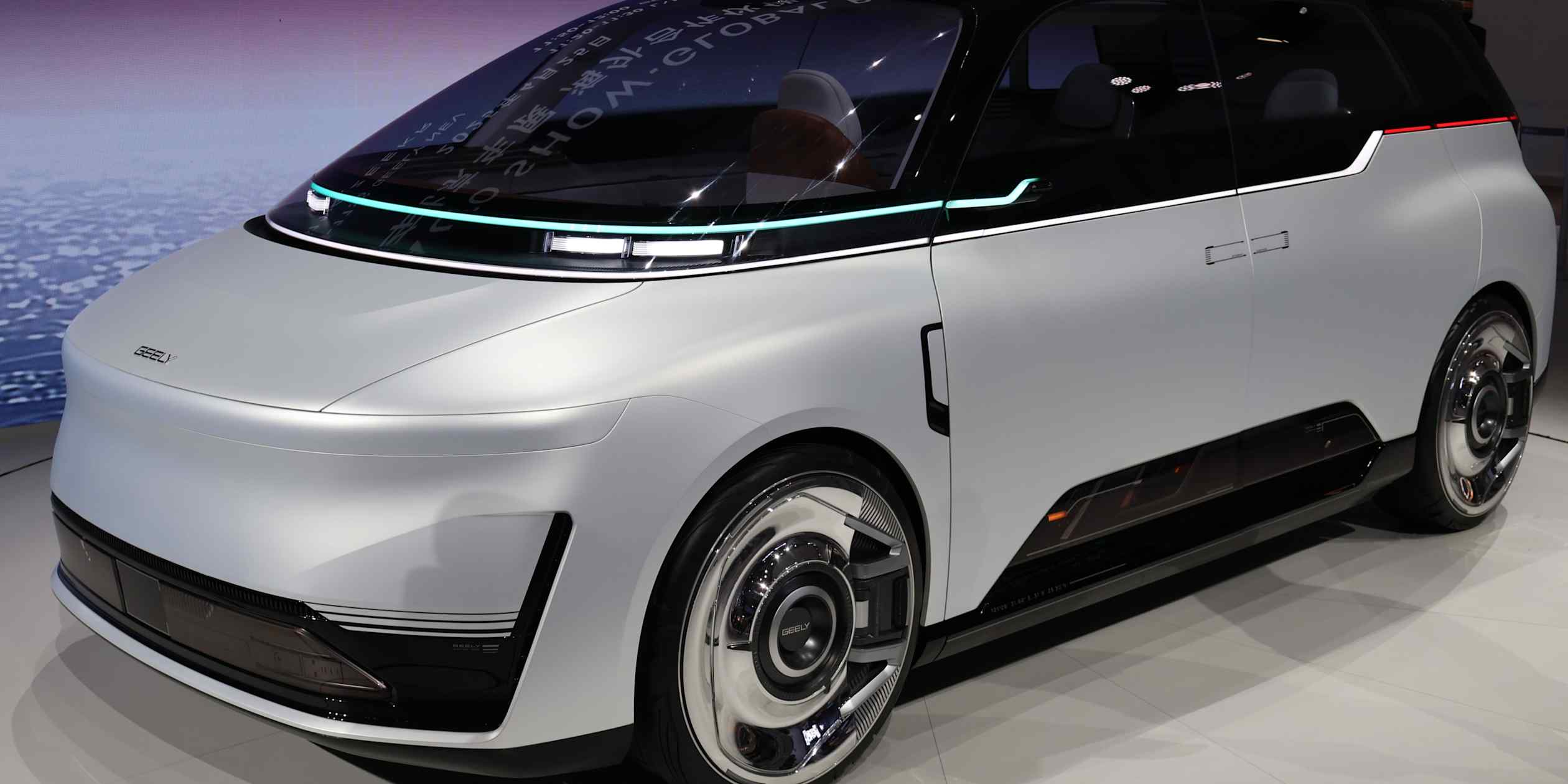 China’s EV Makers vs Tesla: Robotaxis, AI Cars and the Future of Ride‑Hailing in Asia