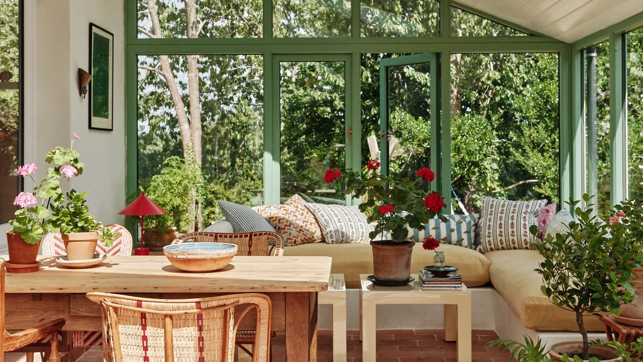 Attract Butterflies to Your Sunroom Garden: Best Balcony-Friendly Plants and Layout Tips