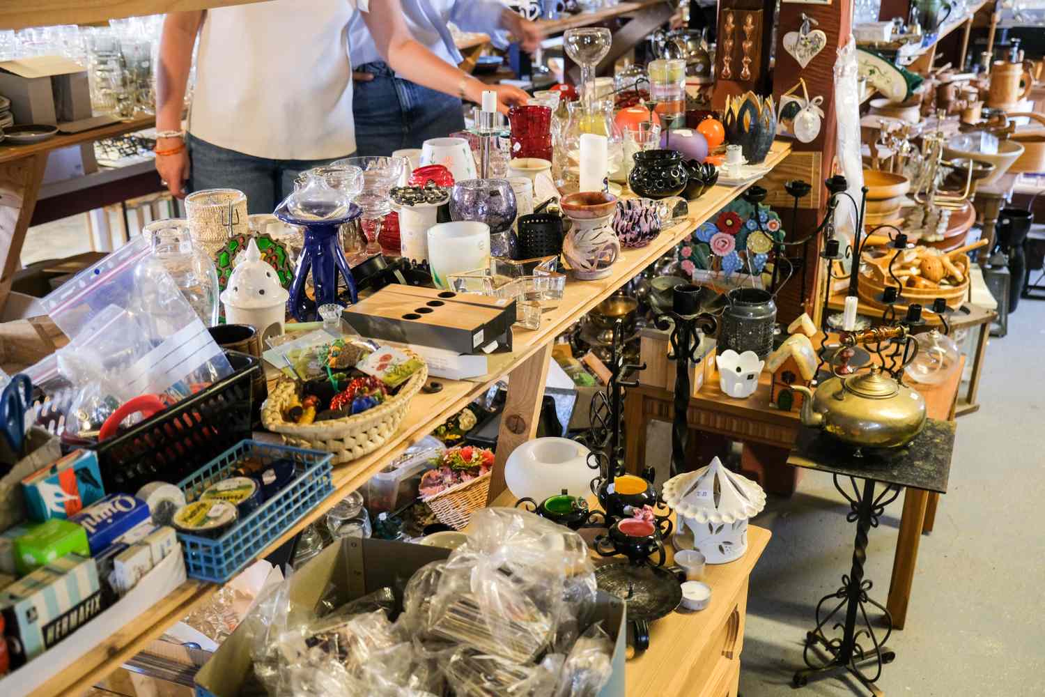 7 Rookie Thrifting Mistakes (and What Smart Flea Market Shoppers Do Instead)