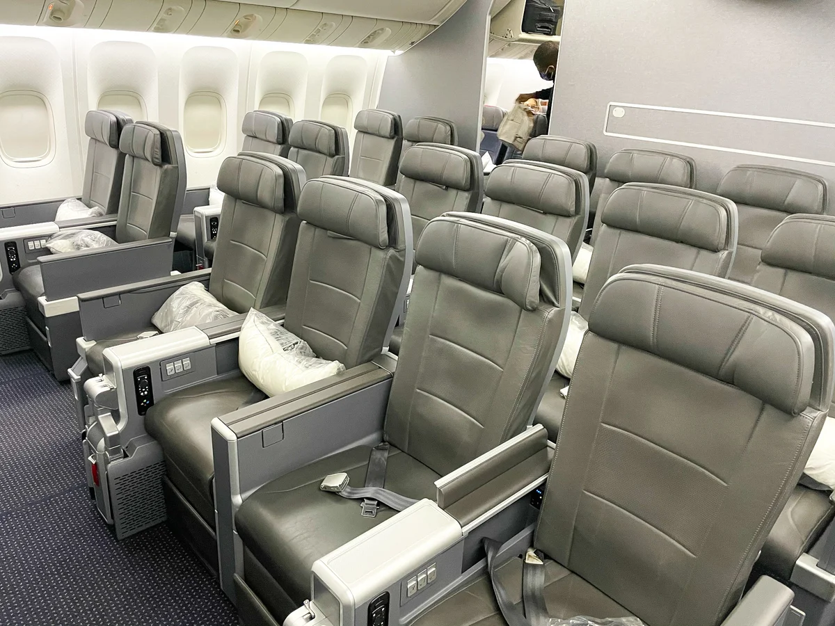 Inside the American Airlines Experience: Seats, Service and Perks Through an AvGeek Lens