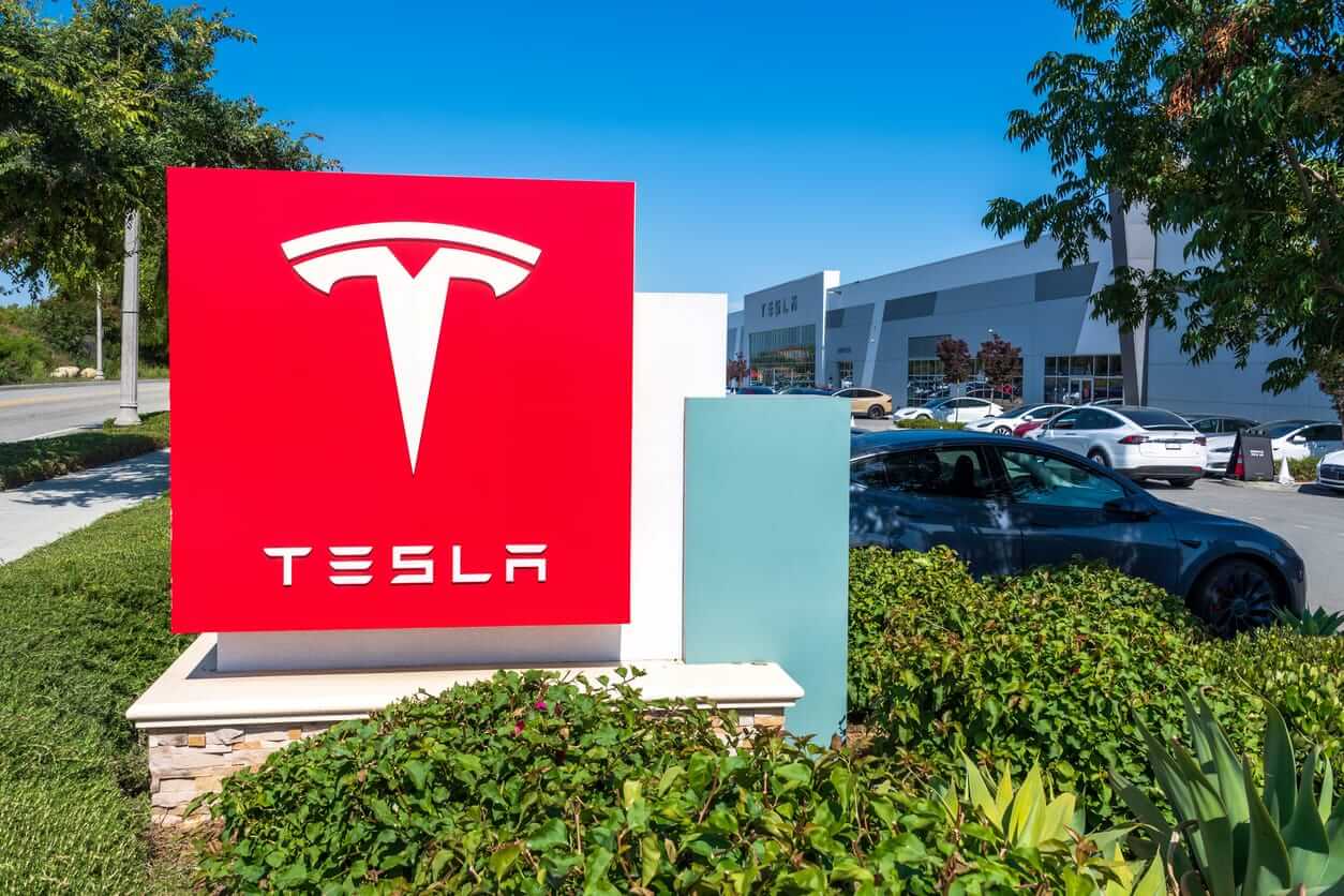 Tesla’s Big Bet on Optimus: Why Elon Musk Is Sacrificing Cars to Win the Physical AI Race