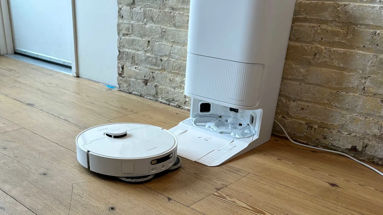 Two Smart Robot Vacuums, One Messy Apartment: Shark PowerDetect vs Dreame L40s Ultra CE