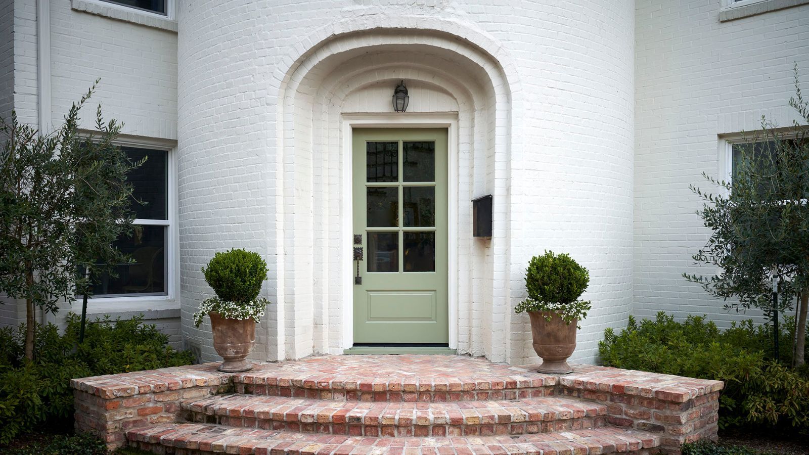 Why Your Front Door and Entryway Feel Unwelcoming — And How Designers Quietly Fix Them