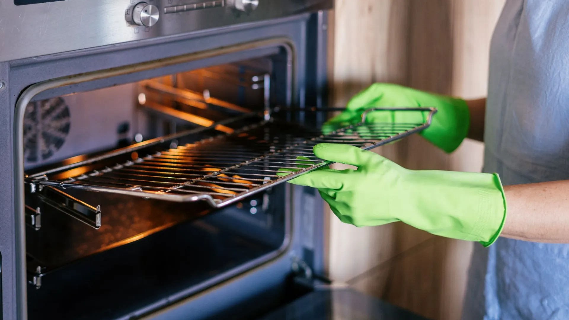 This Overnight Laundry-Detergent Trick Makes Filthy Oven Racks Look New Again