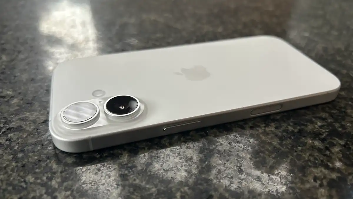 Should You Buy a New Phone Now or Wait? Why This Year Is a Sweet Spot for Last Year’s Flagships