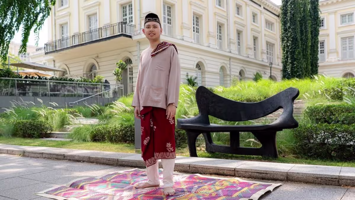He Wears Traditional Malay Clothing Every Day — Here’s Why This Old-School Style Still Feels So Modern
