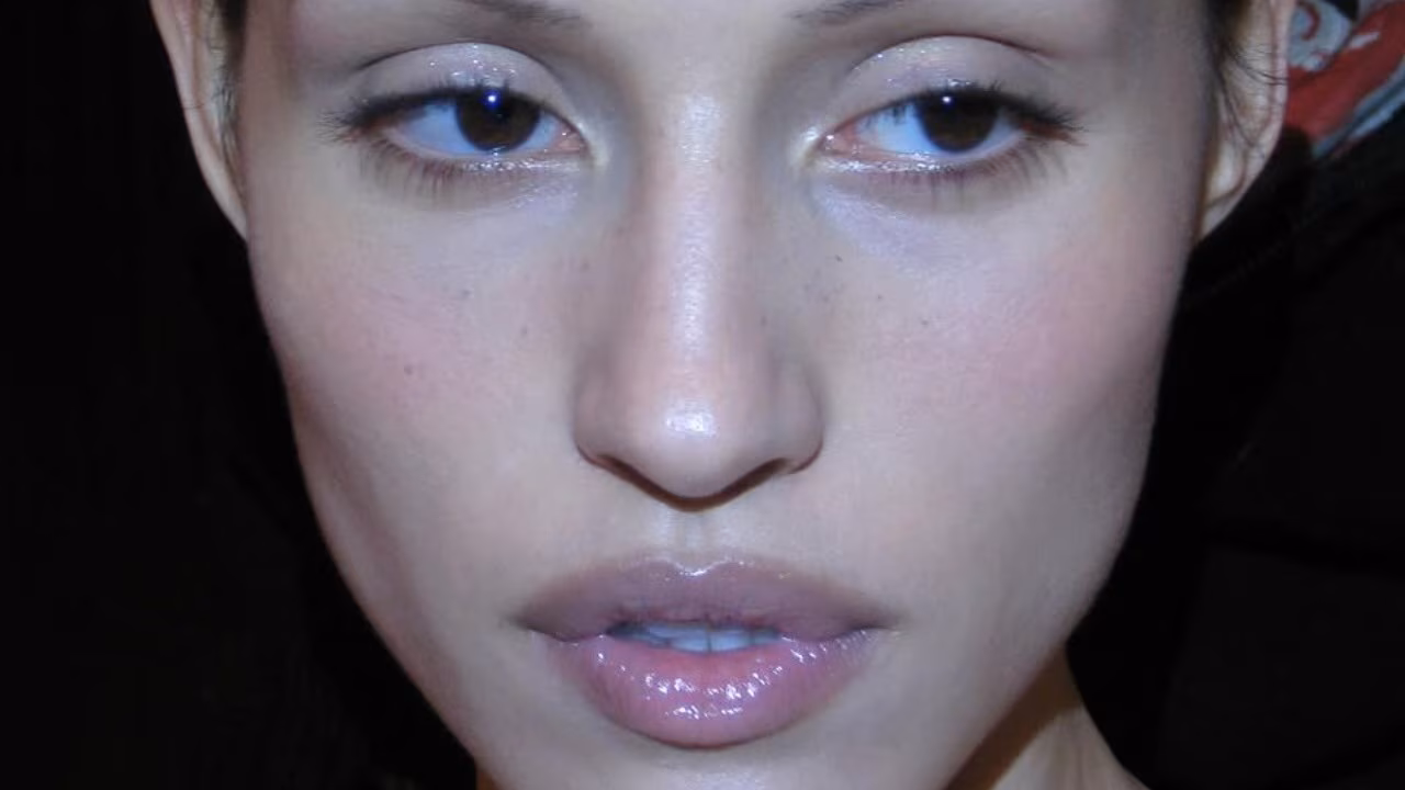 Why Skipping Mascara Is the New Power Move in Makeup (And How to Make It Look Intentional)