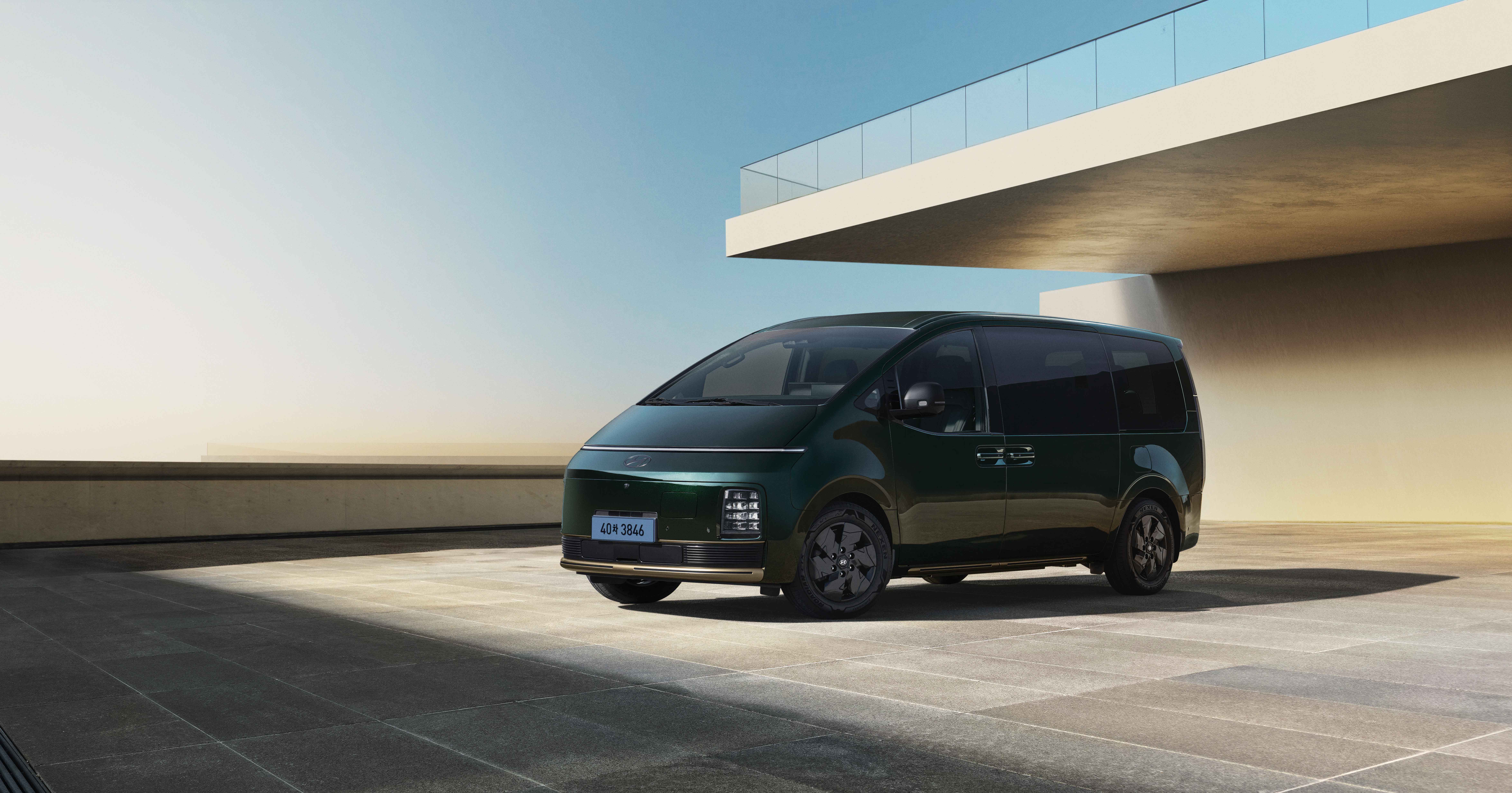 Family EV People-Movers Are Finally Here: Nissan Serena e-POWER vs Hyundai Staria Limousine