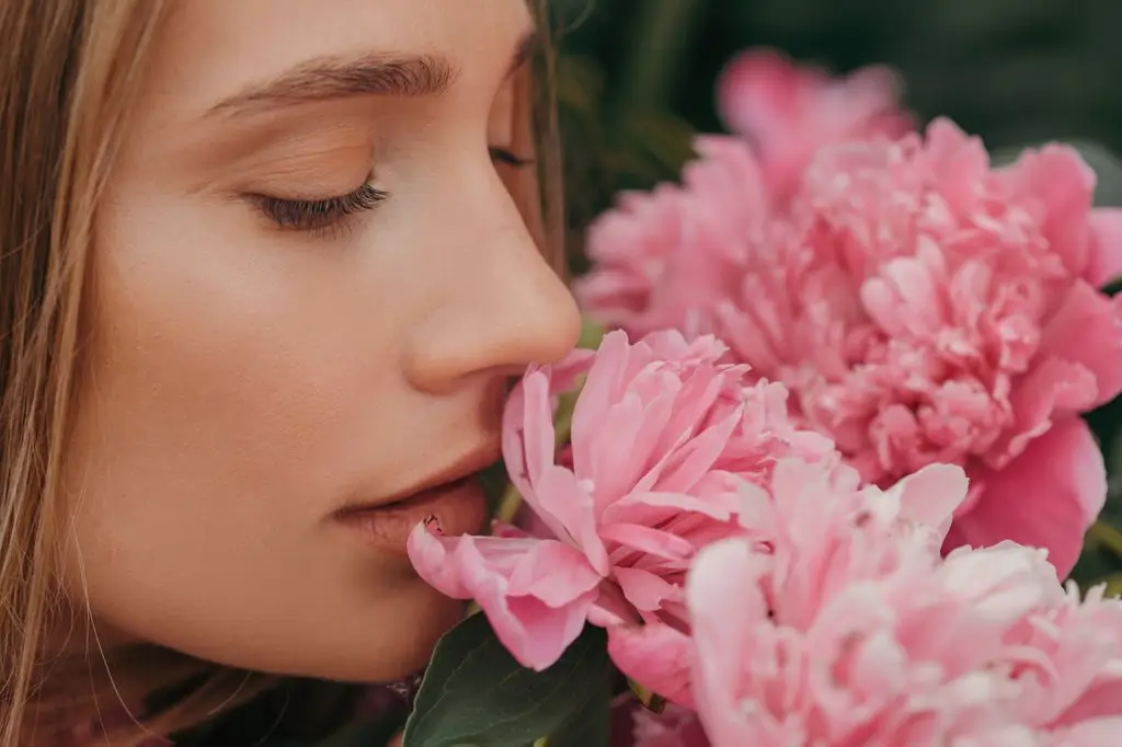 How to Choose a Wedding Day Perfume You’ll Actually Love Years From Now