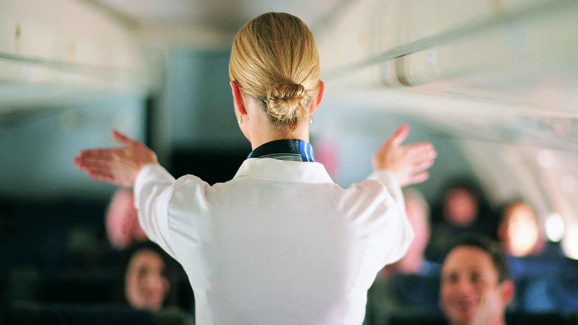 Your Skin at 35,000 Feet: The Real Rules of SPF and Hydration on Planes, According to Experts