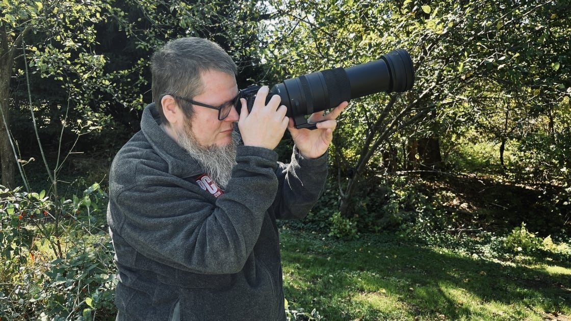 Build a Lightweight Bird Photography Kit on a Budget: The Tiny Flash and Smart Gear That Actually Help