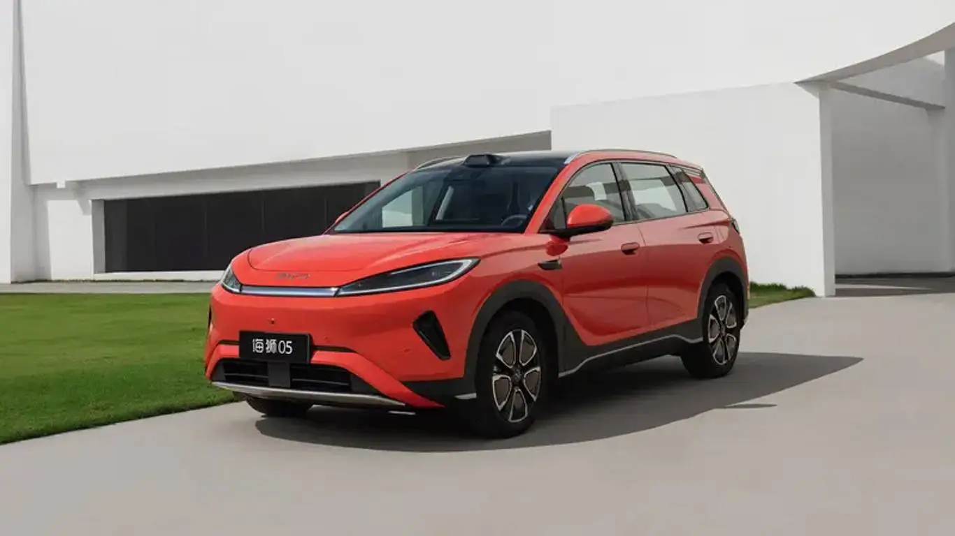Inside the New Hybrid–EV Crossovers: How BYD’s Sea Lion 05 and Volkswagen’s Golf Hybrid Blend Electric Power With Everyday Range