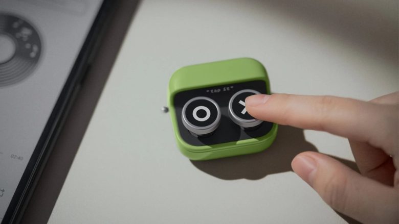 Tappy Bluetooth Remote Adds Simple, Hands‑Free Control to BOOX E‑Ink Readers