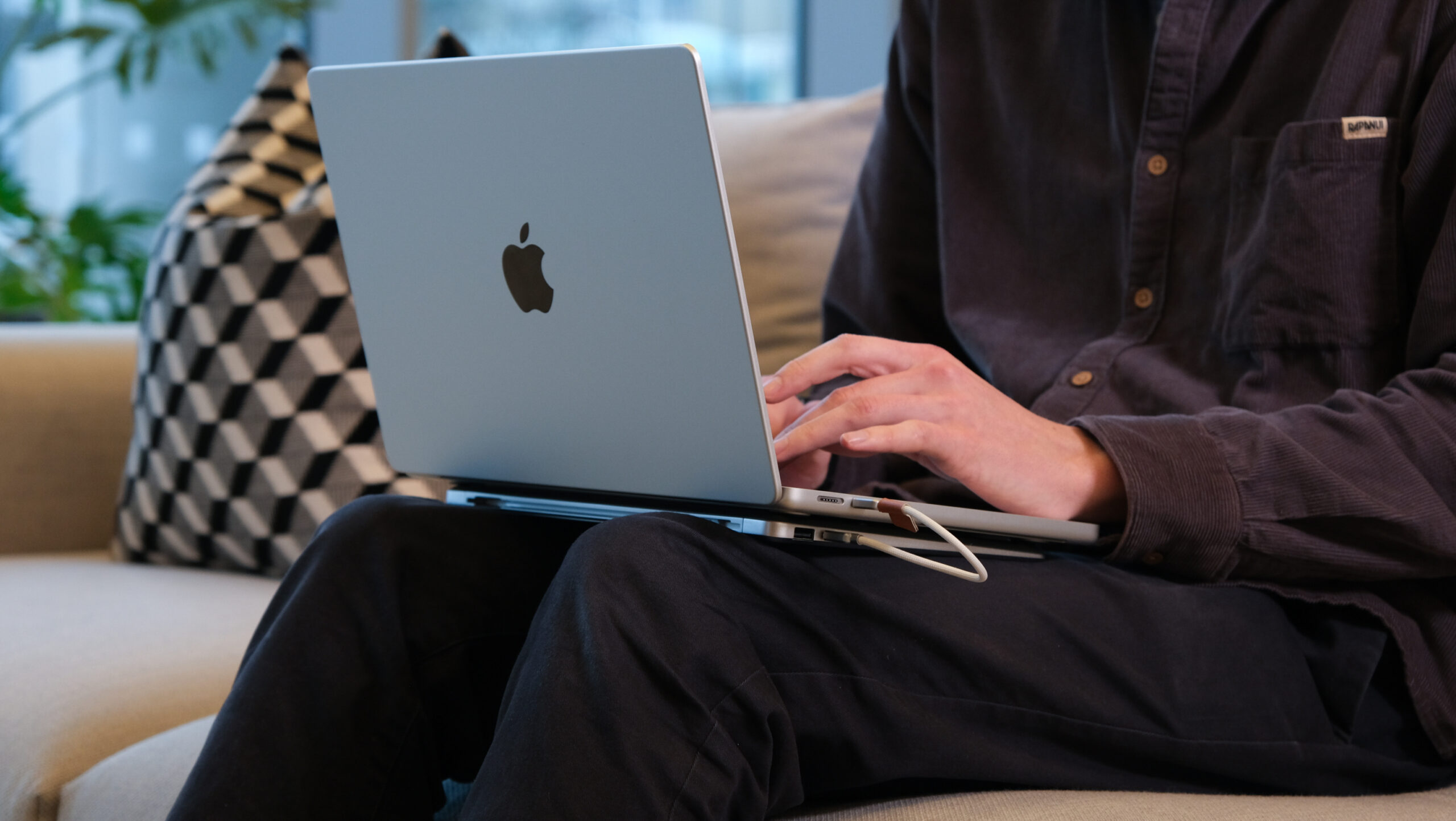 Power Banks Get Smarter with Screens, Laptop Support and Safer Cells