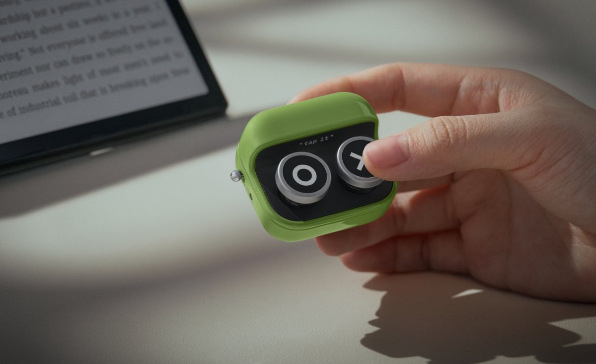 Tappy Bluetooth Remote Adds Simple, Hands‑Free Control to BOOX E‑Ink Readers