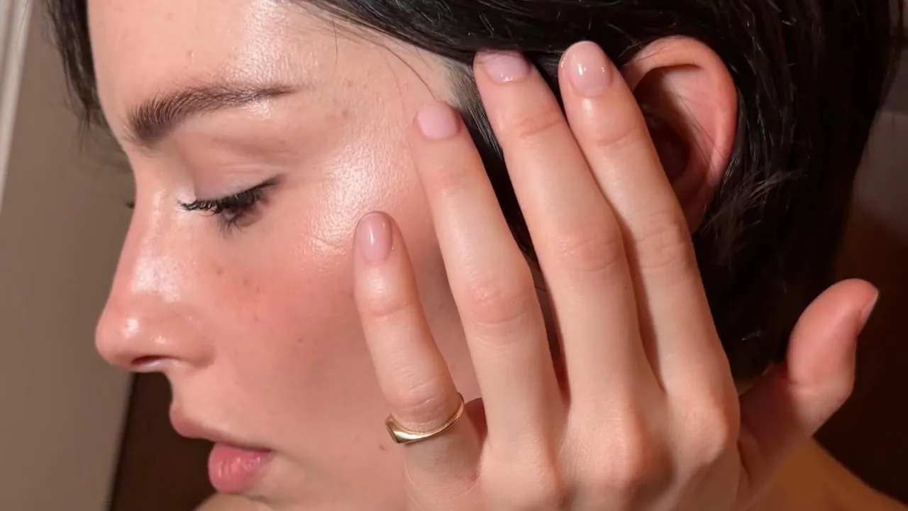 The Messy Girl Aesthetic: Mastering Effortless Beauty and Tousled Style