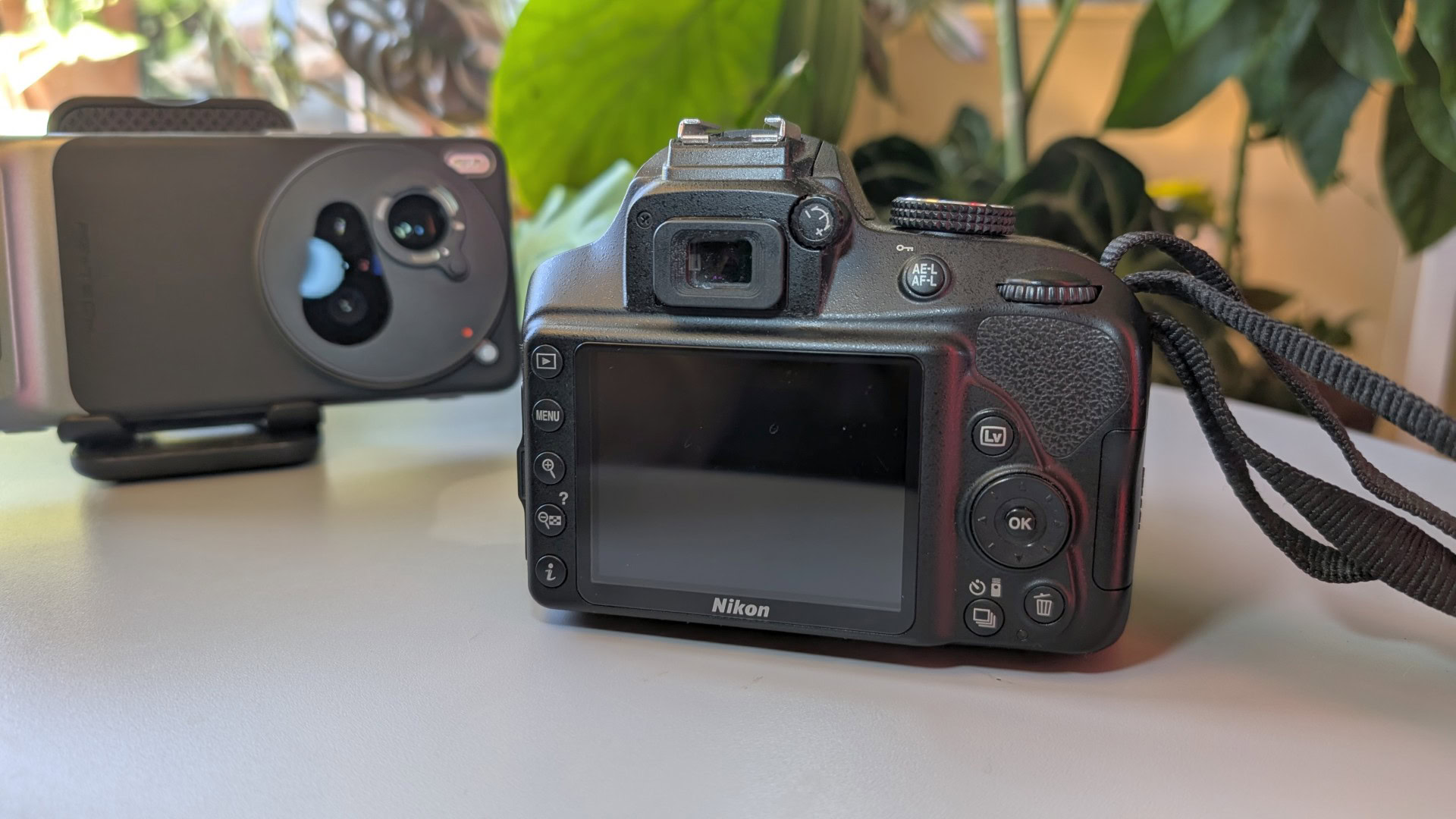 Android’s Flagship Phone Cameras Are Missing a Basic Photographer’s Tool