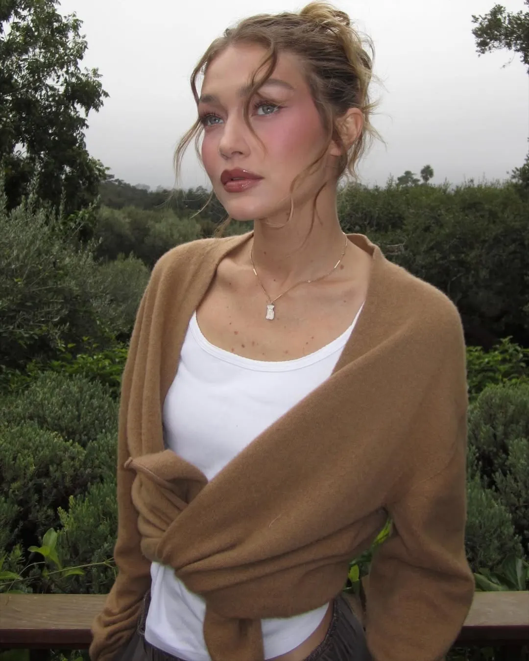 The Messy Girl Aesthetic Is Taking Over: How to Master Tousled Hair and Effortless Makeup