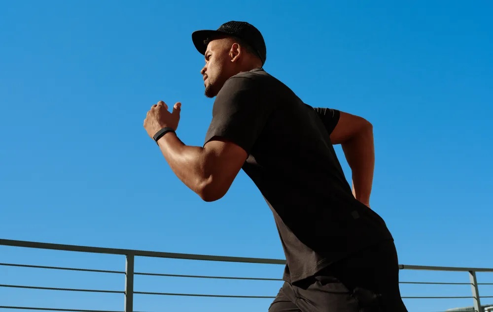 Google’s Screenless Fitbit Air Uses AI Coaching to Undercut Premium Fitness Trackers