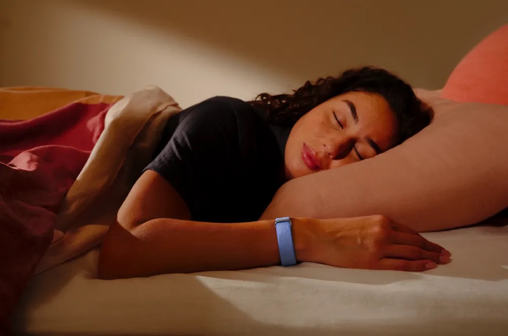 Google’s Screenless Fitbit Air Uses AI Coaching to Undercut Premium Fitness Trackers