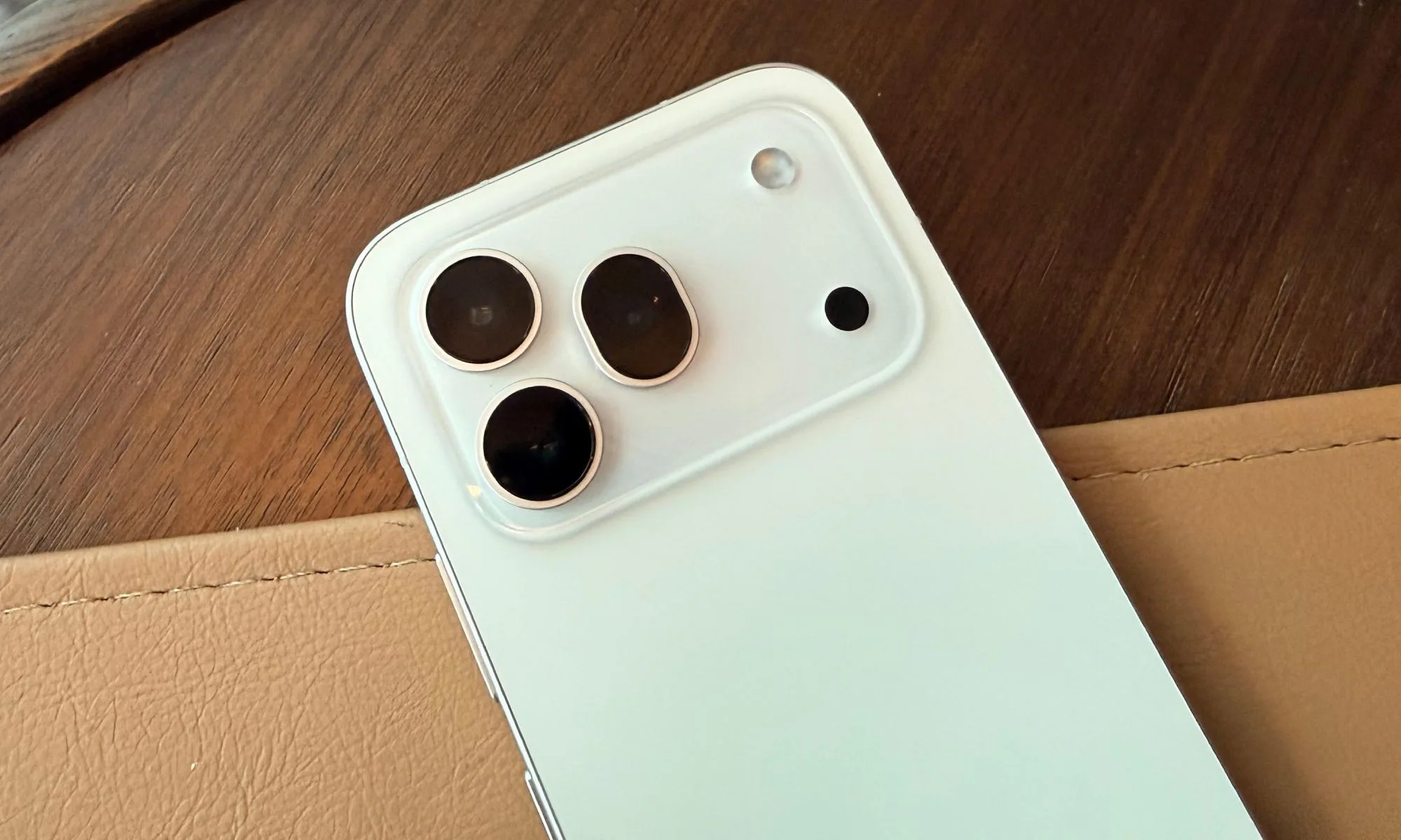 Honor 600 Pro vs Galaxy S25 FE: Dual 200MP Ambition Meets Samsung’s Affordable Flagship Formula
