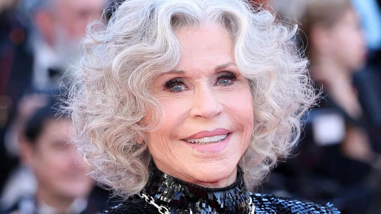 How A‑List Celebrities Stay Radiant Without Chasing Youth: The Ageless Beauty Philosophy
