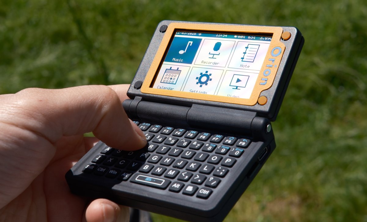 The Orion PDA Brings Back Pocket Computing With Solar Power and Sunlight-Readable Displays
