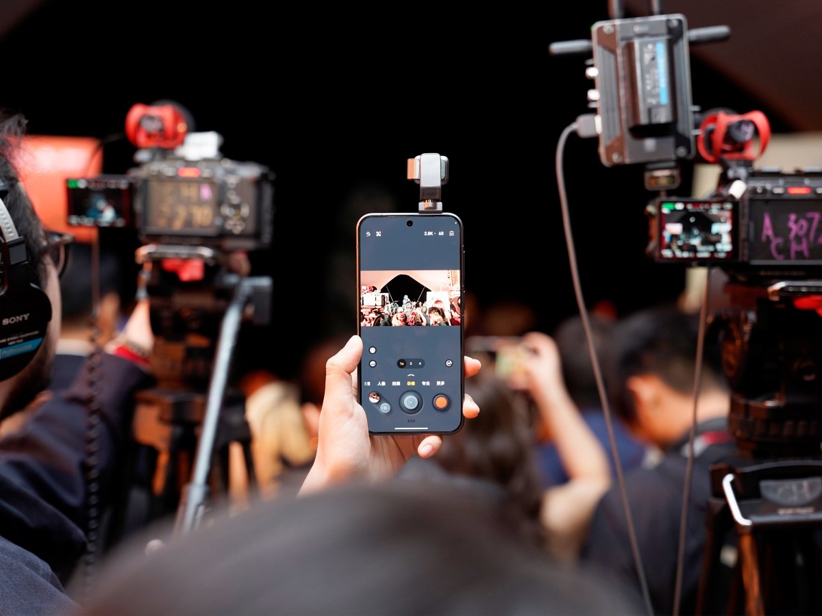 Honor’s Robot Phone with 4DoF Gimbal Marks New Chapter for Mobile Video