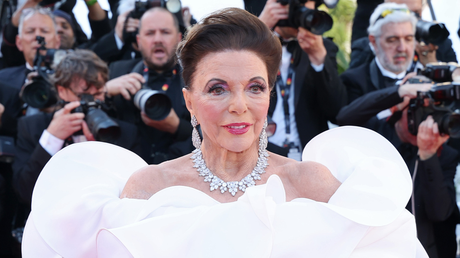 How A‑List Celebrities Stay Radiant Without Chasing Youth: The Ageless Beauty Philosophy