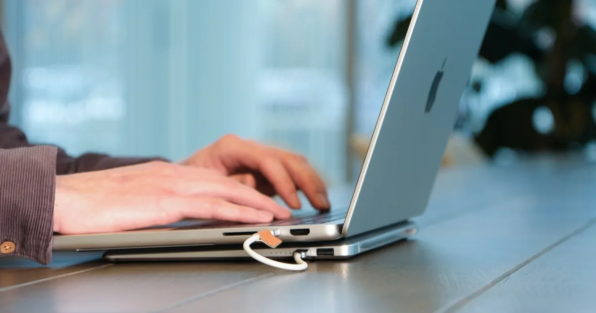 Slim Laptop Power Banks With Built-In Screens Are Reshaping Mobile Charging