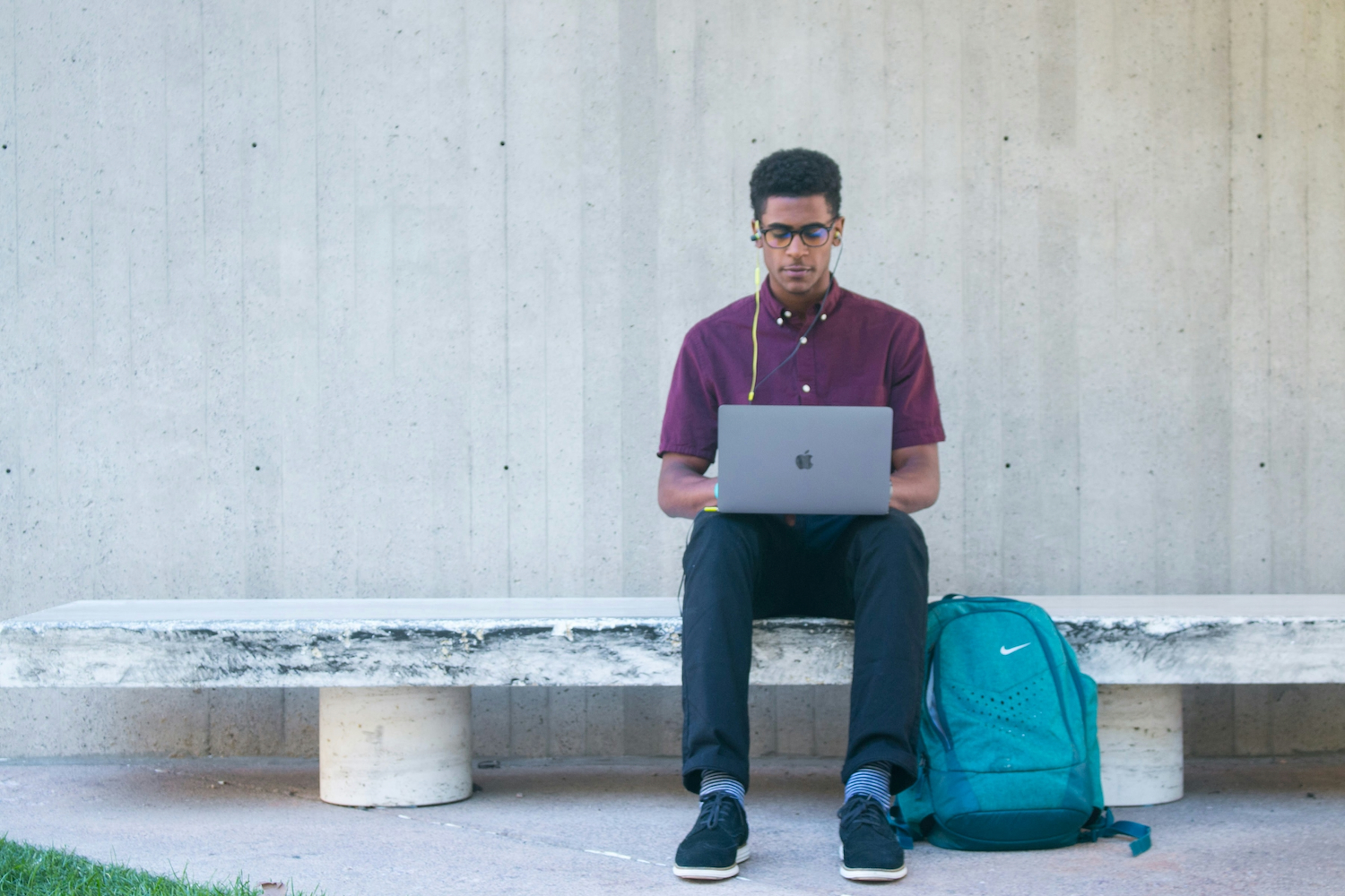 Portable Monitors for Remote Work: How Lightweight Screens Transform Travel Productivity