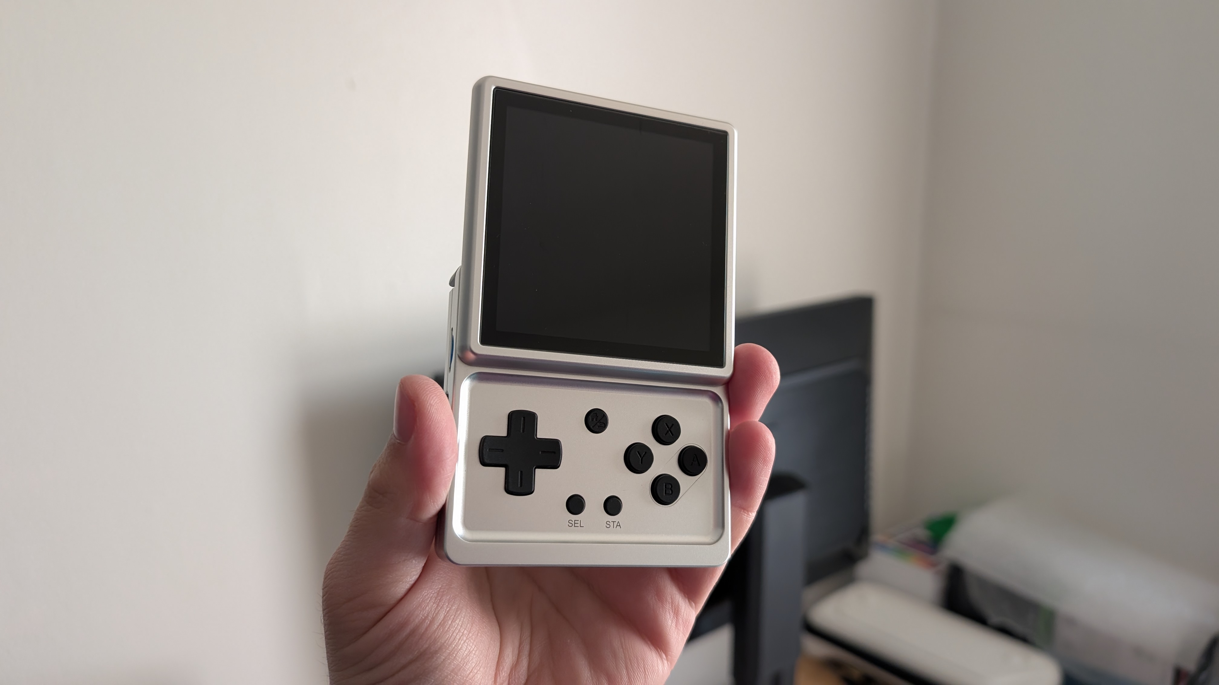 Anbernic RG Rotate’s Flip-Out Display Redefines the Pocket Handheld
