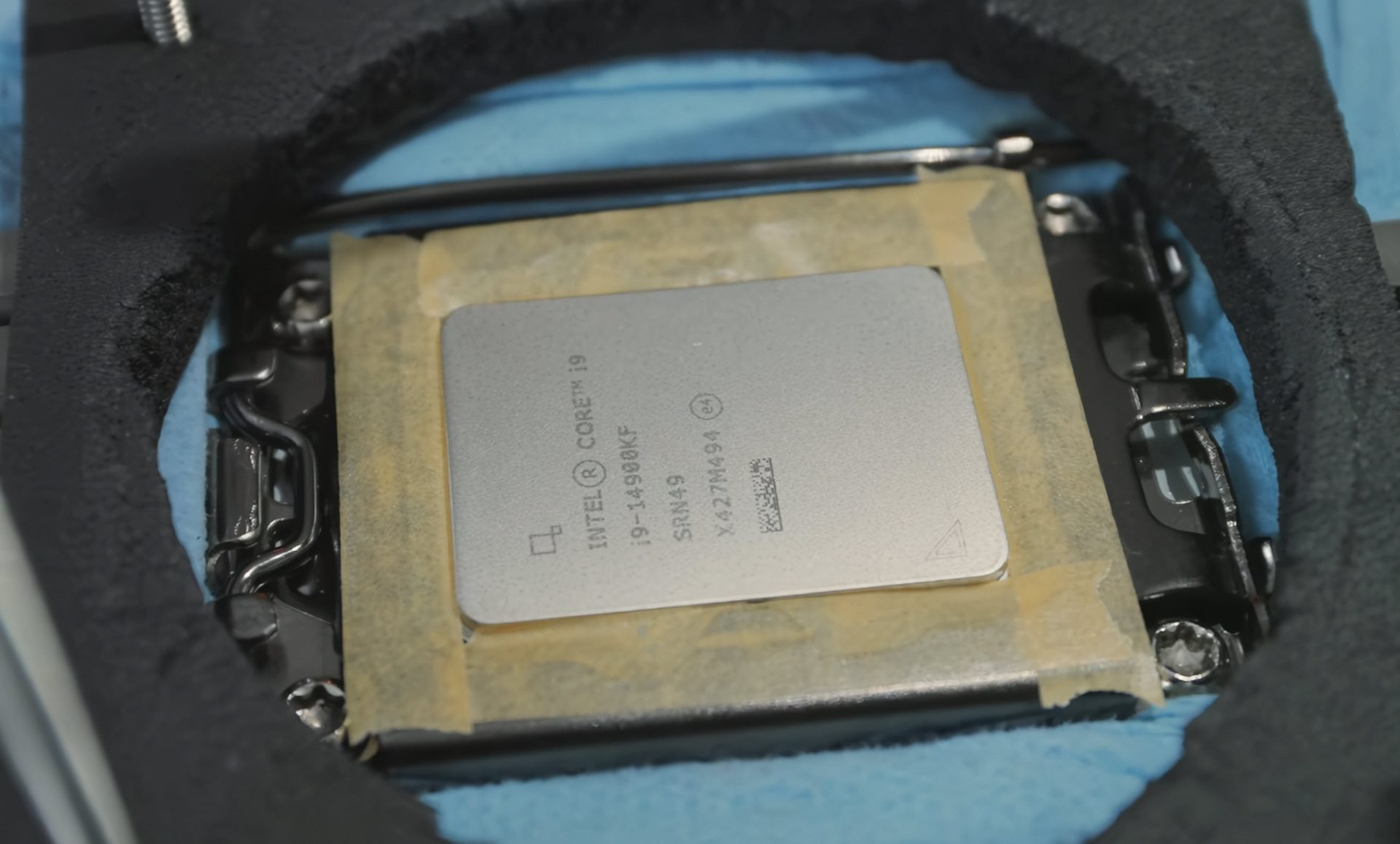 Intel Core i9-14900KF Smashes 9.2 GHz Barrier With Liquid Helium-Cooled Overclock