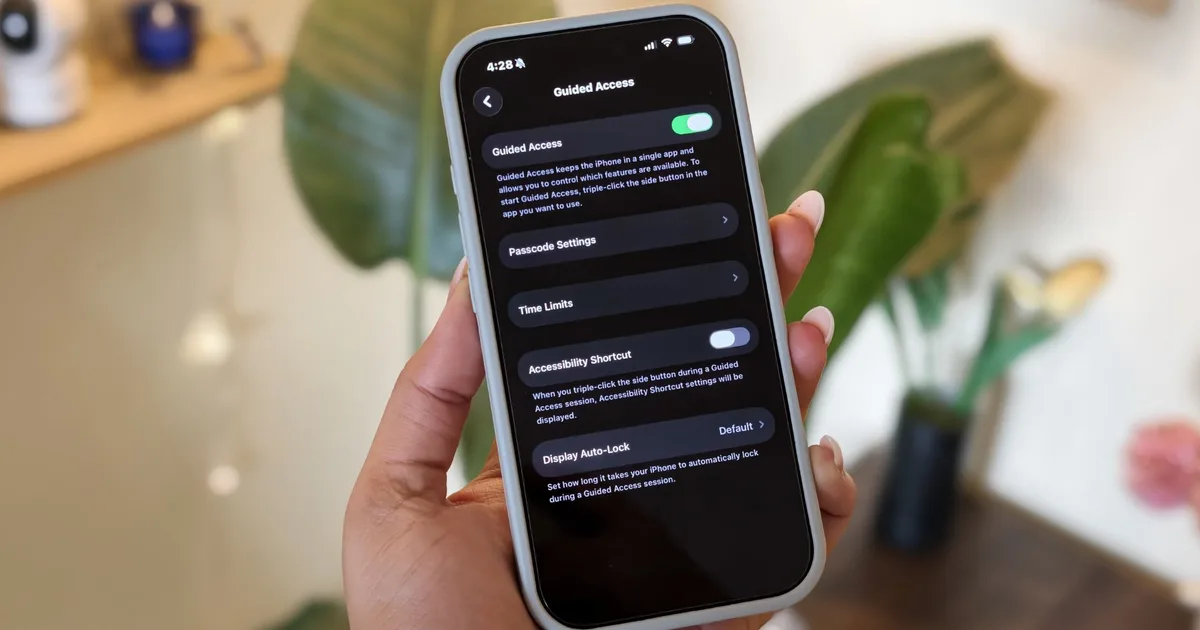 This Underrated iPhone Feature Lets You Hand Over Your Phone Without Worry