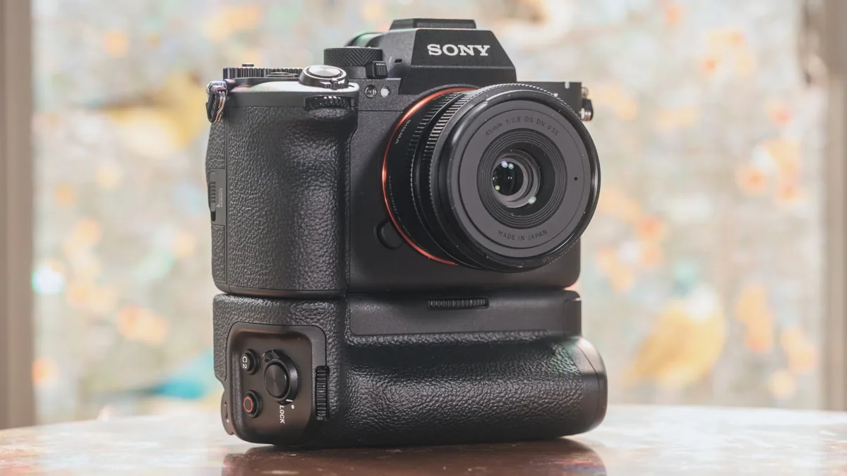 Five Persistent Design Flaws That Still Frustrate Mirrorless Camera Users