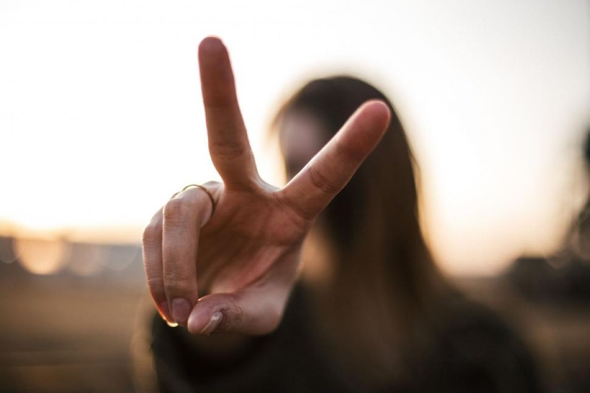 Your Peace Sign Selfies Could Be Giving AI Hackers Your Fingerprints