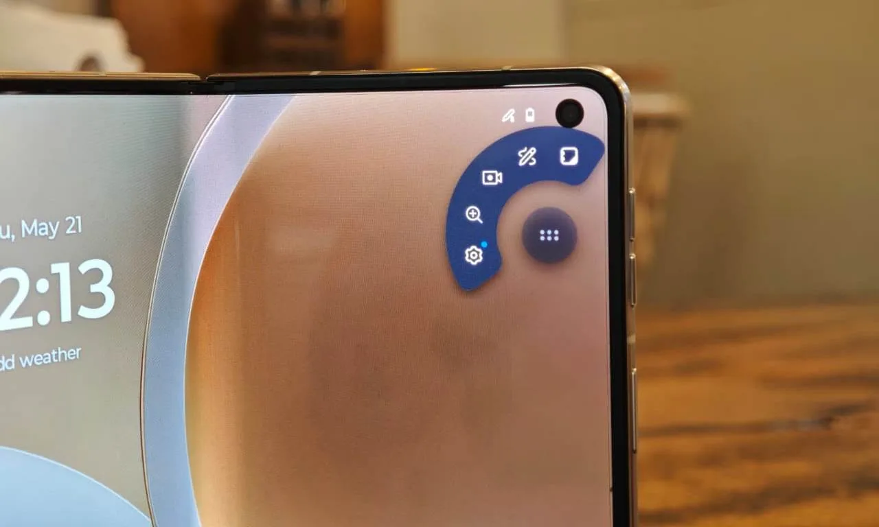 Motorola Razr Fold Stylus and Smart Connect Make Foldables Truly Work-Ready