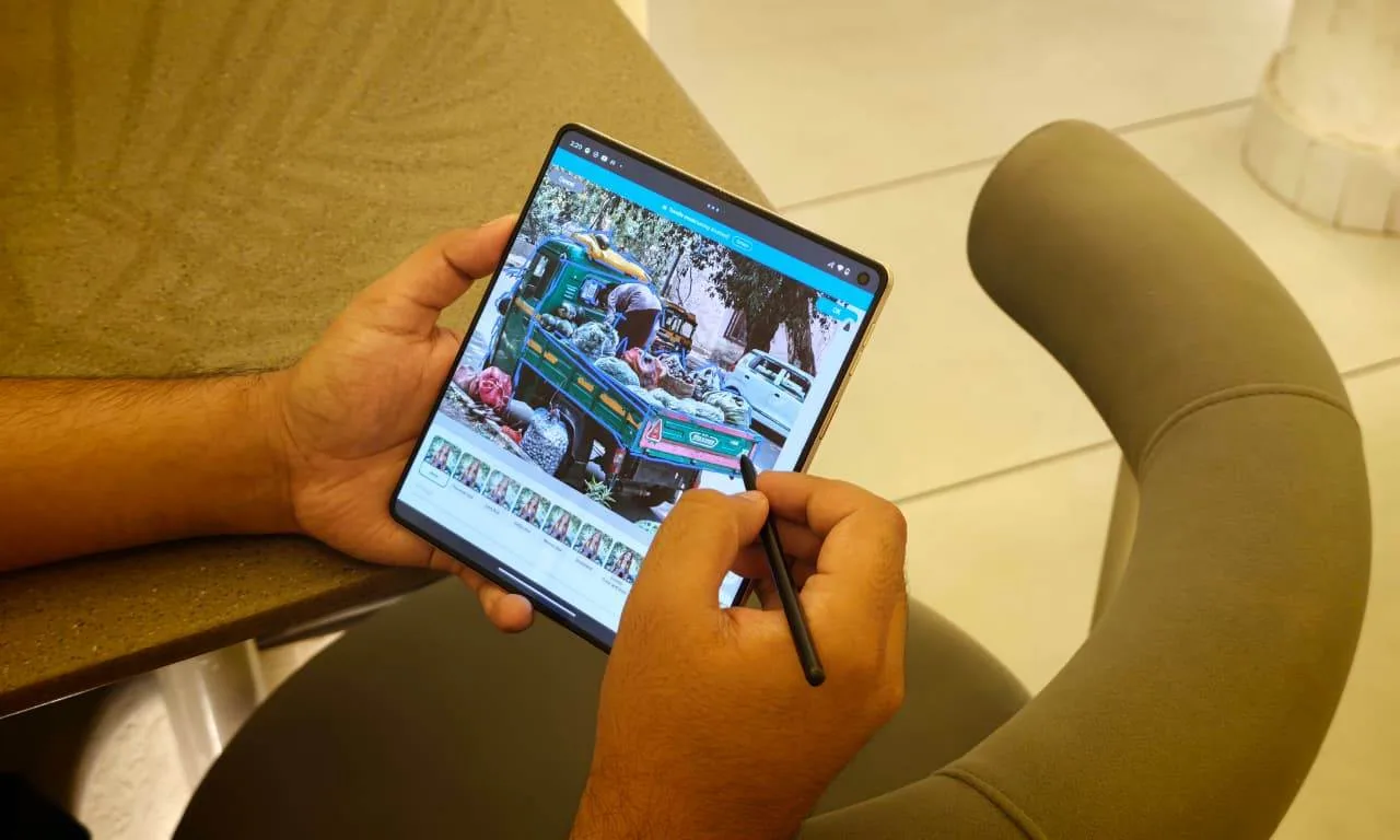 Motorola Razr Fold Stylus and Smart Connect Make Foldables Truly Work-Ready