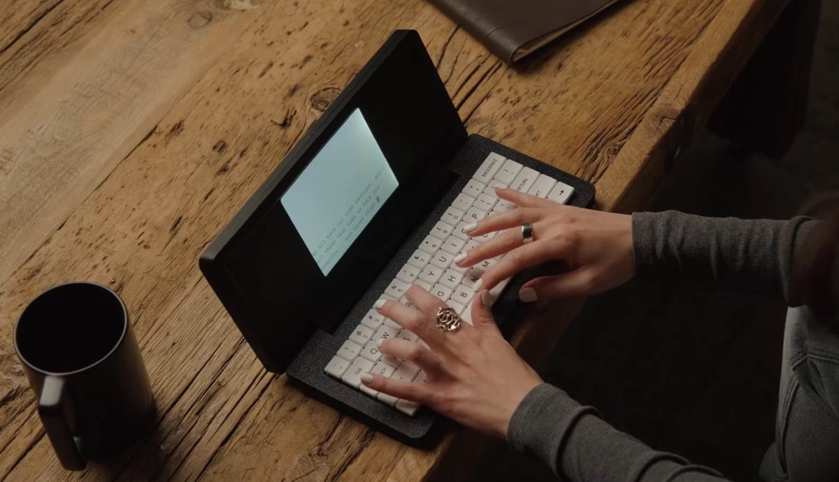Zerowriter Fold Brings Back the Typewriter Feel With E Ink and Mechanical Keys