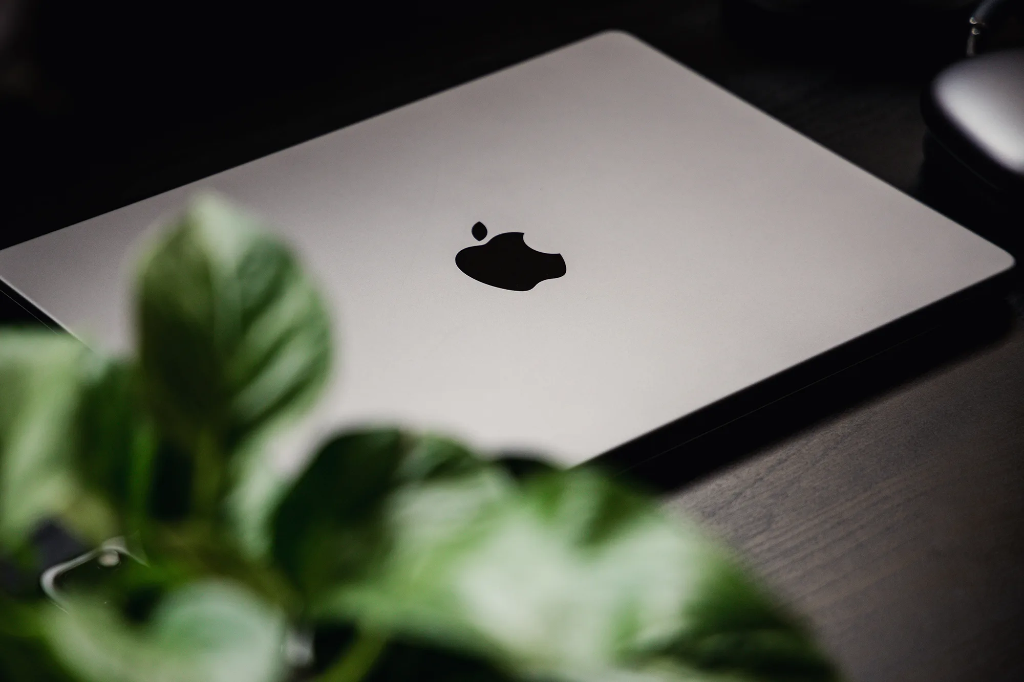 Apple’s OLED MacBook Pro Delay: Supply Chain Snags and the Touchscreen Waiting Game