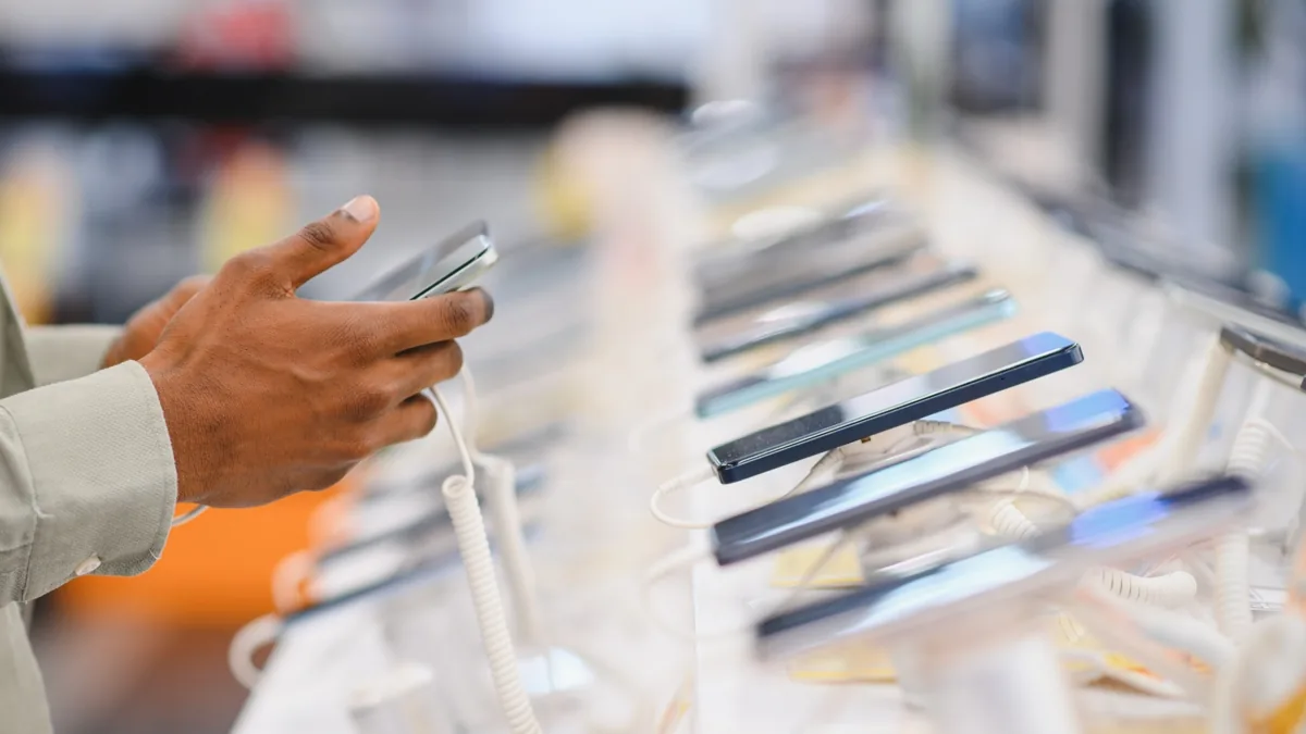 Memory Chip Shortage Pushes Smartphone Prices Up: How to Time Your Next Upgrade