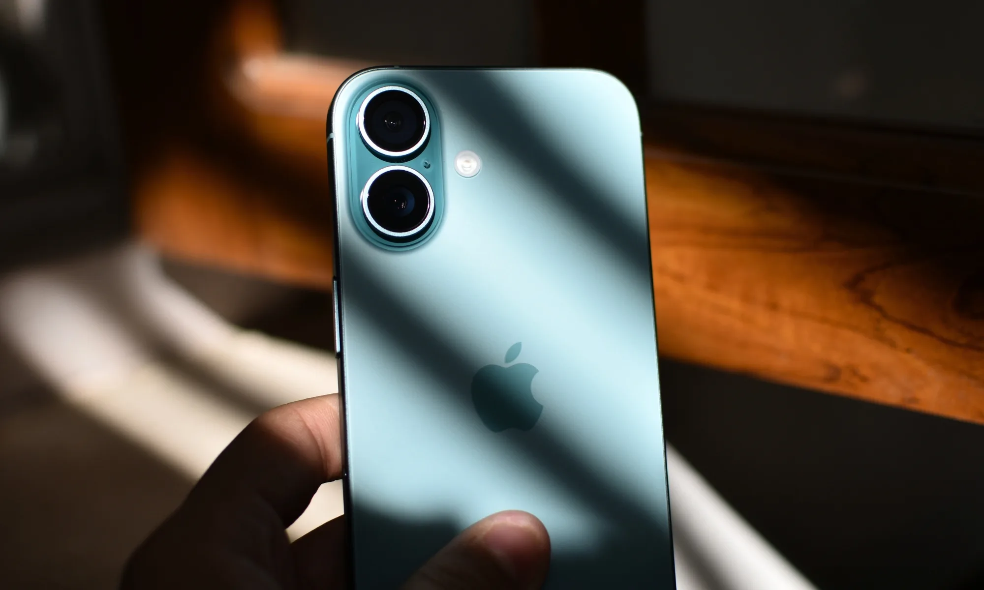 Apple’s New Snatch Detection Aims to Lock Your iPhone the Instant It’s Stolen